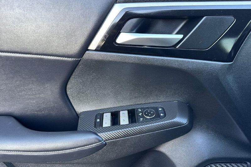 Used 2025 Mitsubishi Outlander SEImage 10