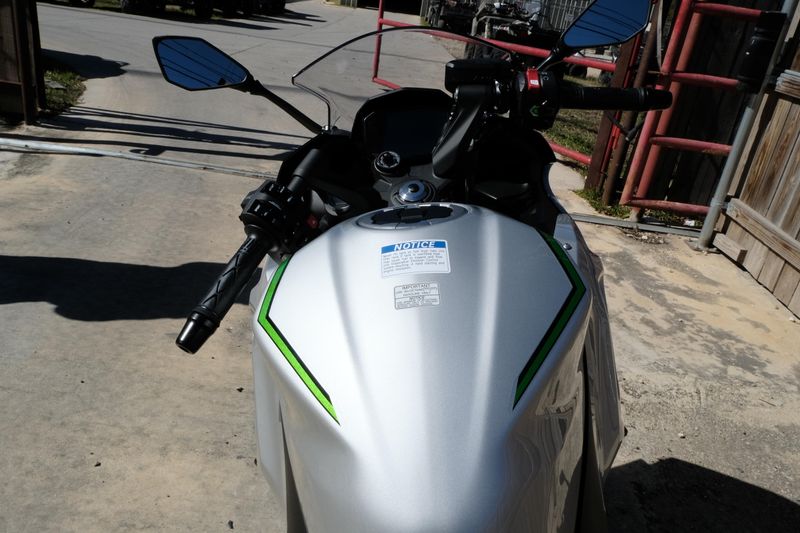 2024 Kawasaki NINJA 7 HYBRID ABS METALLIC BRIGHT SILVER AND METALLIC MATTE LIME GREEN AND EBONYImage 19