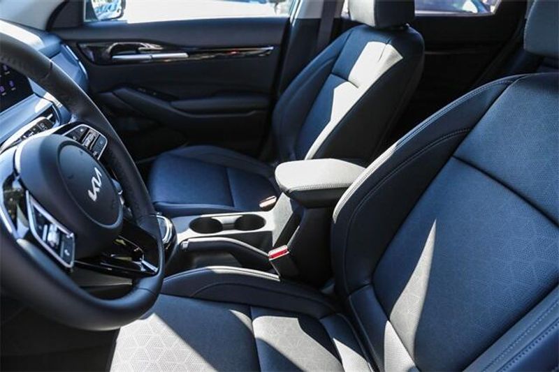 2025 Kia Seltos EXImage 8