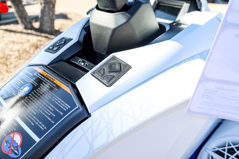 2025 Yamaha GP SVHO WITH AUDIO WHITE AND RACING BLUE Image 12