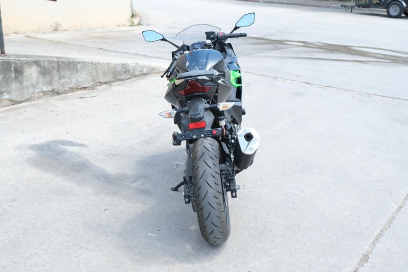 2023 Kawasaki NINJA 400 ABS METALLIC CARBON GRAY AND METALLIC MATTE CARBON GRAY Image 4