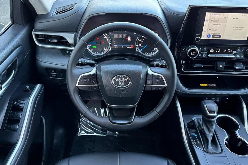 Used 2026 Toyota Highlander Hybrid XLEImage 13