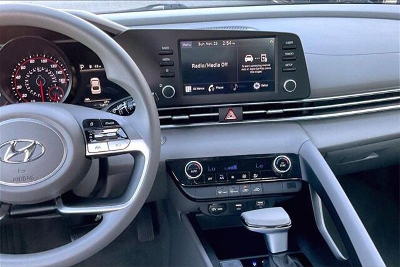 Used 2023 Hyundai Elantra SELImage 5