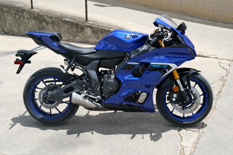 New 2025 Yamaha YZFR7 TEAM BLUE Image 3