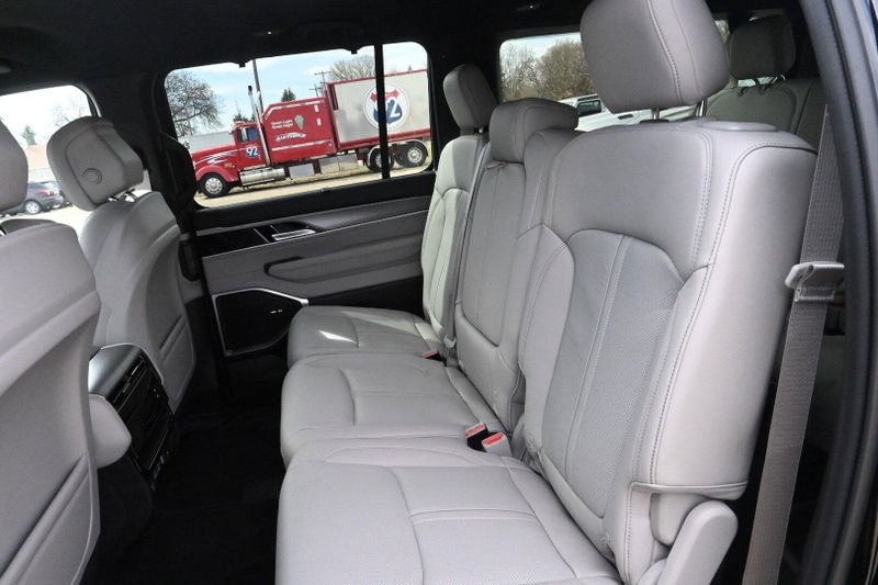2025 Wagoneer L Image 12