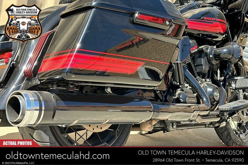 2021 Harley-Davidson Road Glide in a BLACK HOLE W/PINSTRIPE exterior color. BMW Motorcycles of Temecula – Southern California (951) 506-6903 bmwmotorcyclesoftemecula.com 