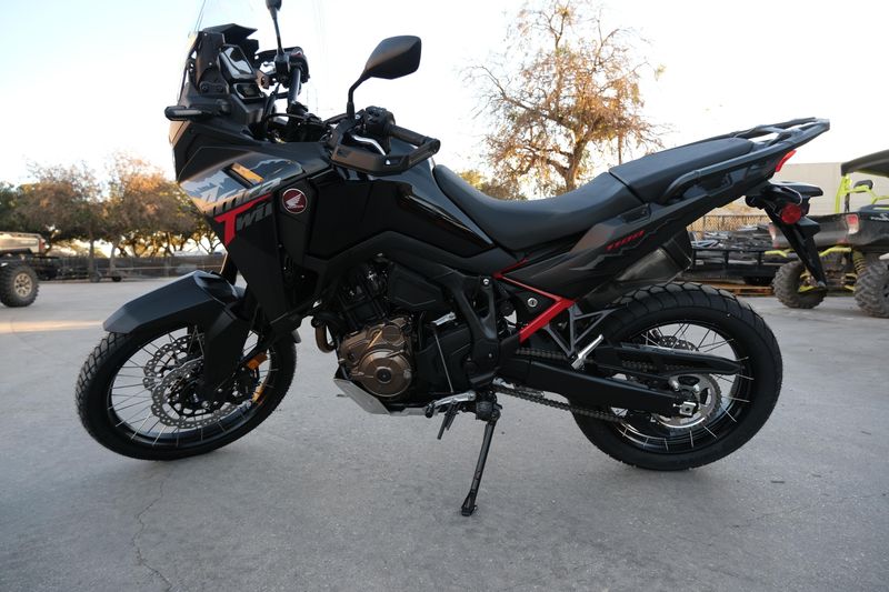 2025 Honda AFRICA TWIN MATTE BLACK METALLICImage 2