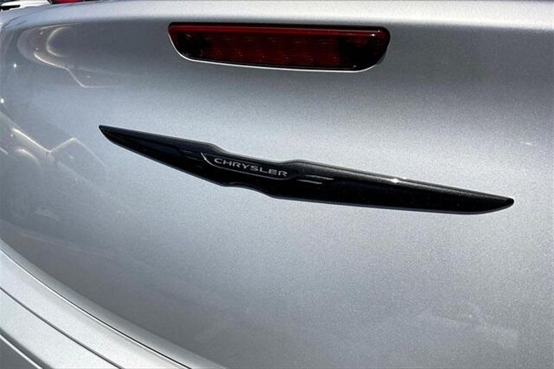 2023 Chrysler 300 TouringImage 31