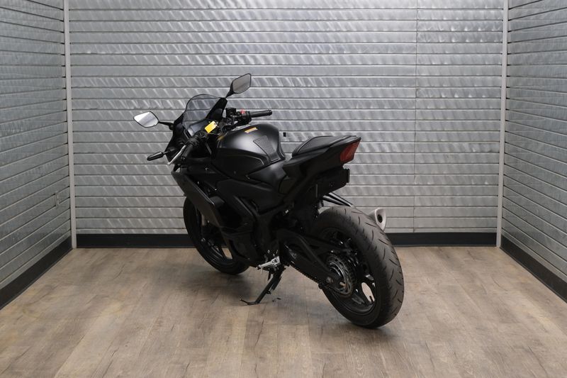 USED 2025 YAMAHA YZFR3 ABS Image 5
