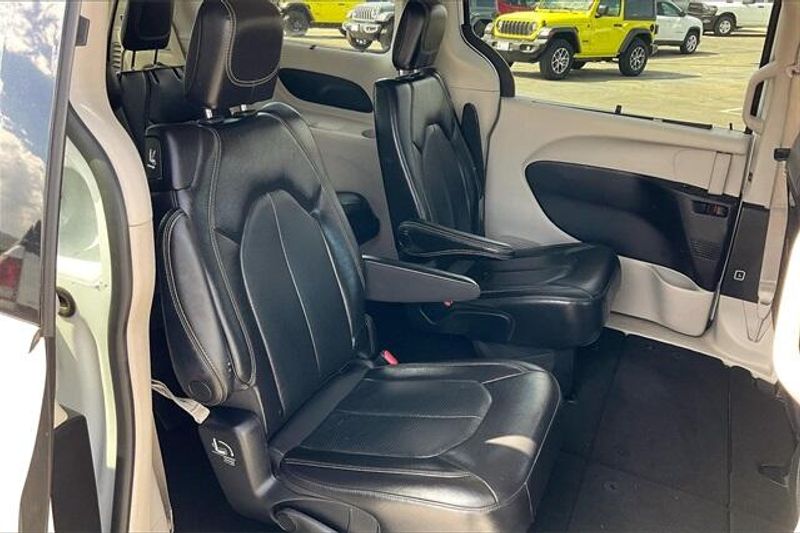 2022 Chrysler Pacifica Touring L photo 25