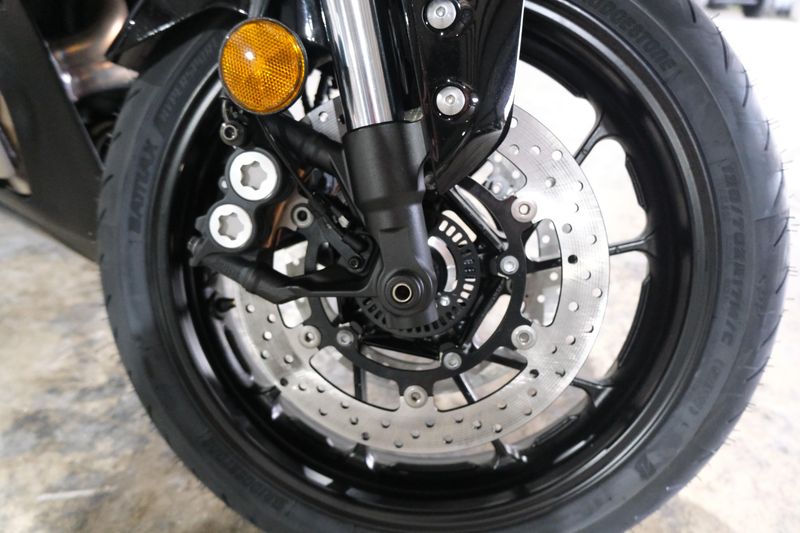 2025 Yamaha YZFR7 MATTE RAVEN BLACK Image 22