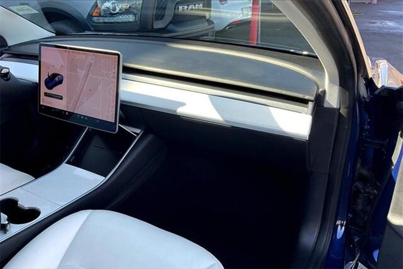2018 Tesla Model 3 Long RangeImage 16