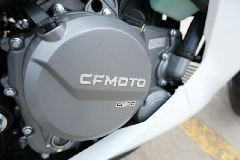 2024 CFMOTO 300SS NEBULA WHITEImage 21