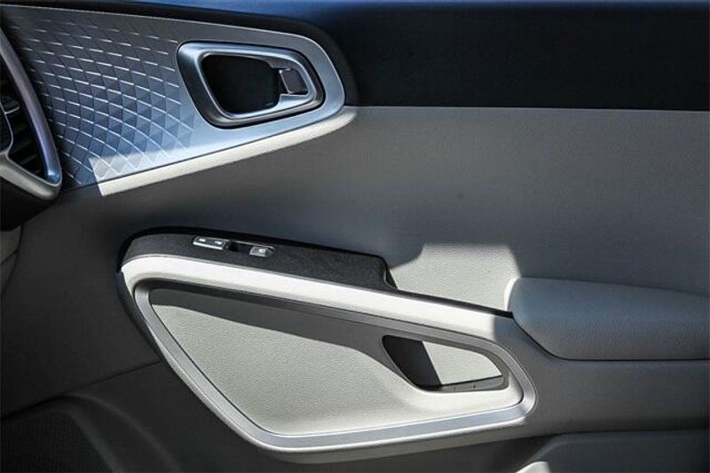 New 2025 Kia Soul LXImage 11