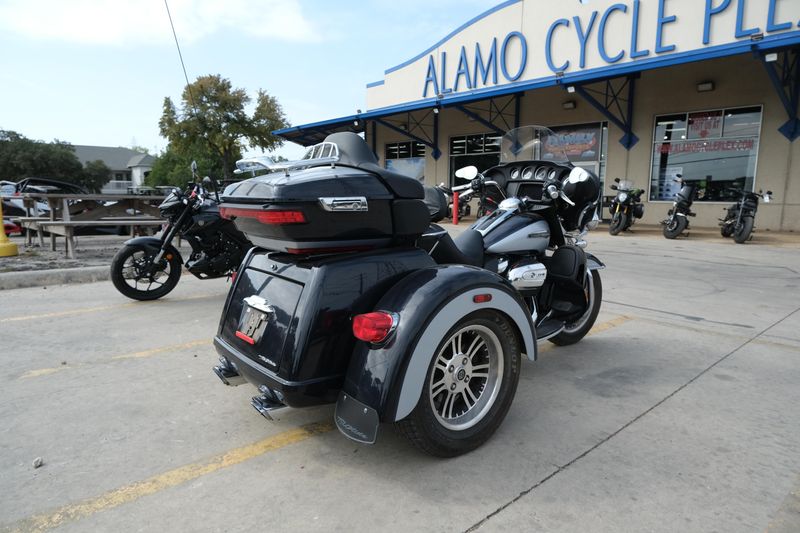 2019 HARLEY TRIKE TRI GLIDE ULTRA in a BLACK exterior color. Family PowerSports (877) 886-1997 familypowersports.com 