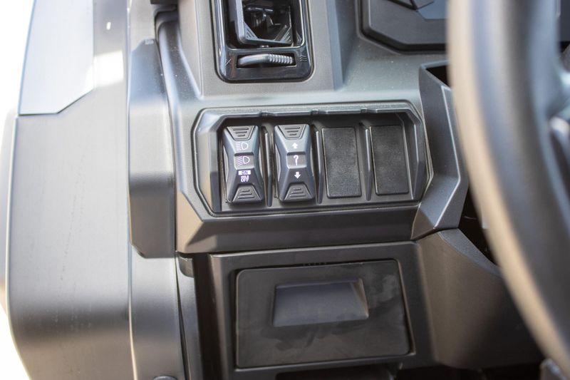 NEW 2026 CAN-AM DEFENDER LIMITED CAB HD11 Image 20
