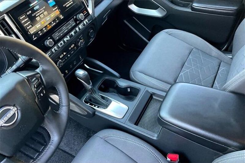 Used 2025 Nissan Frontier SVImage 17