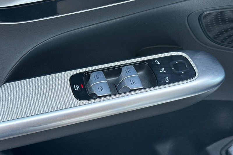 Used 2024 Mercedes-Benz GLC 300Image 12