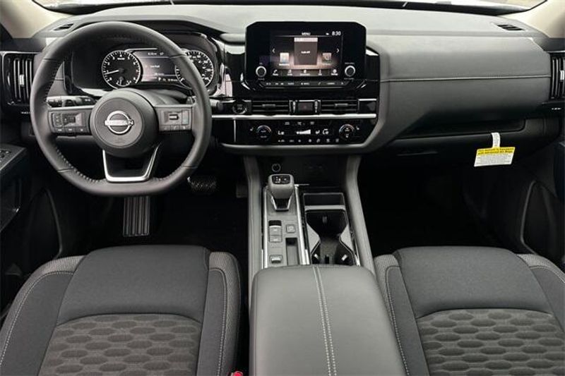 New 2025 Nissan Pathfinder SVImage 10