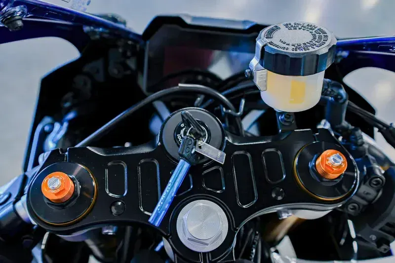 2025 Yamaha YZFR7 TEAM BLUE Image 12