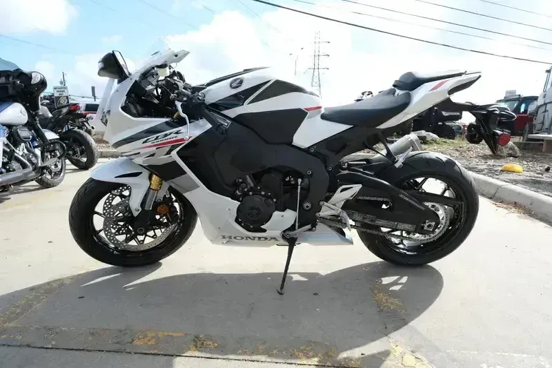 2025 Honda CBR1000RR PEARL WHITE Image 3