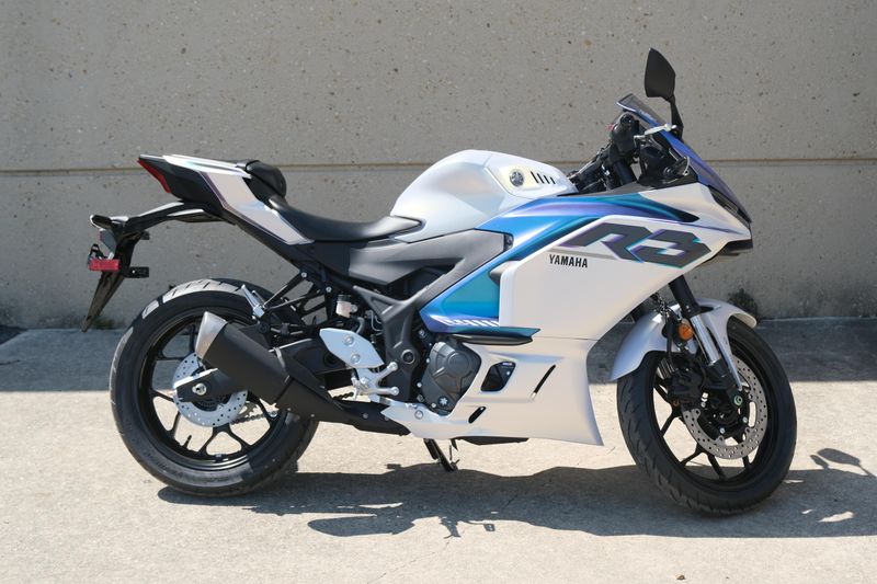 2025 Yamaha YZFR3 ABS LUNAR WHITE AND NEBULA BLUE Image 2