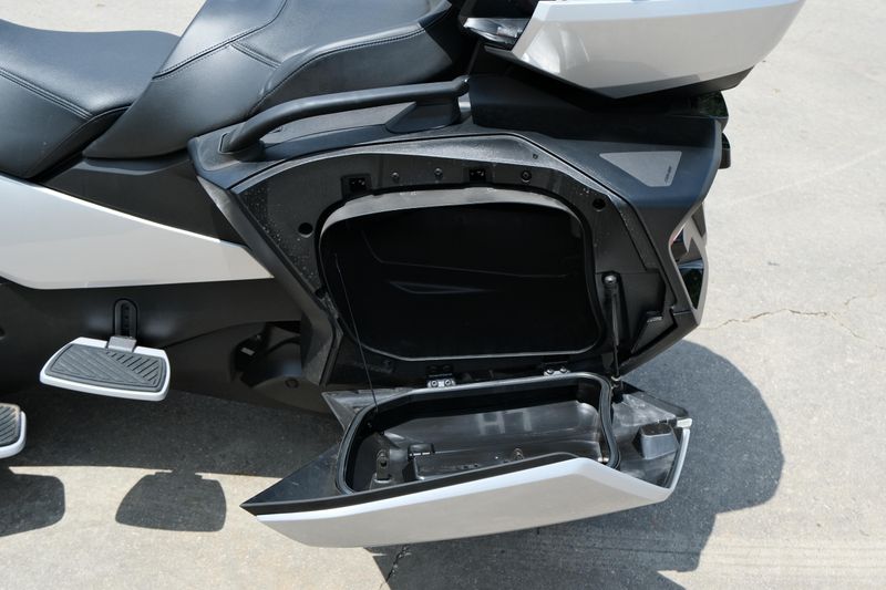 2024 Can-Am SPYDER RT LIMITED HYPER SILVER WITH PLATINUM Image 19