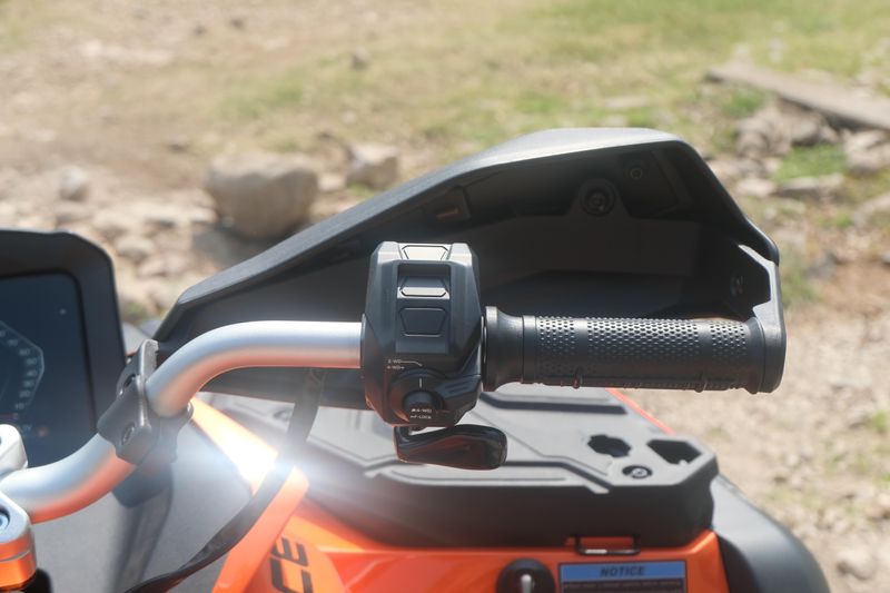 2025 CFMOTO CFORCE 800 TOURING LAVA ORANGE Image 17