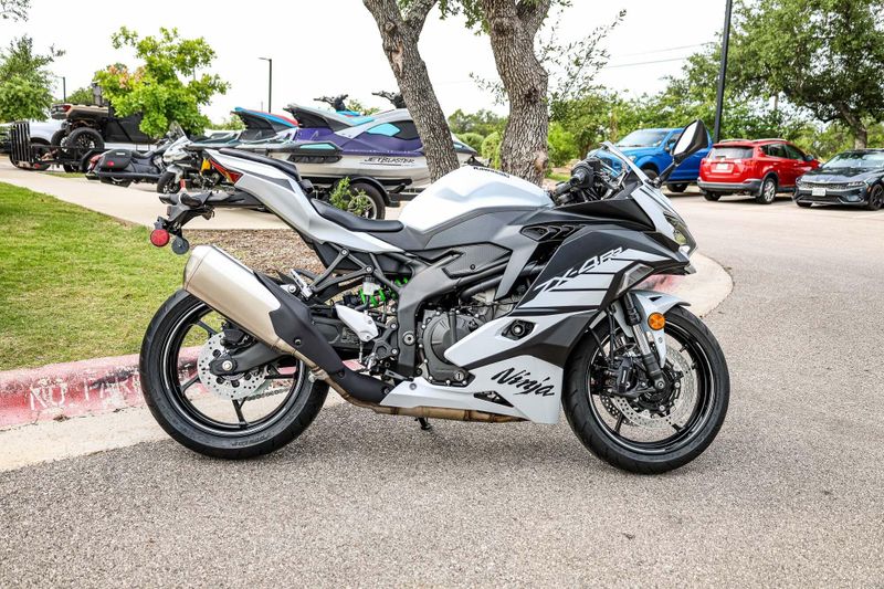 2025 Kawasaki NINJA ZX4RR ABS  METALLIC MATTE WHITISH SILVER AND METALLIC FLAT SPARK BLACK Image 15