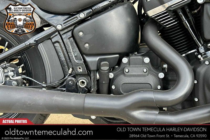 2020 Harley-Davidson Softail in a RIVER ROCK GRAY W/PINSTRIPE exterior color. BMW Motorcycles of Temecula – Southern California (951) 506-6903 bmwmotorcyclesoftemecula.com 