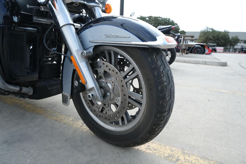 2019 HARLEY TRIKE TRI GLIDE ULTRA in a BLACK exterior color. Family PowerSports (877) 886-1997 familypowersports.com 