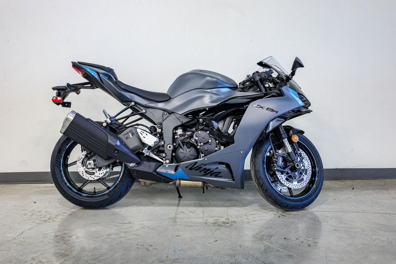 2025 Kawasaki NINJA ZX6R METALLIC MATTE DARK GRAY AND EBONYImage 2