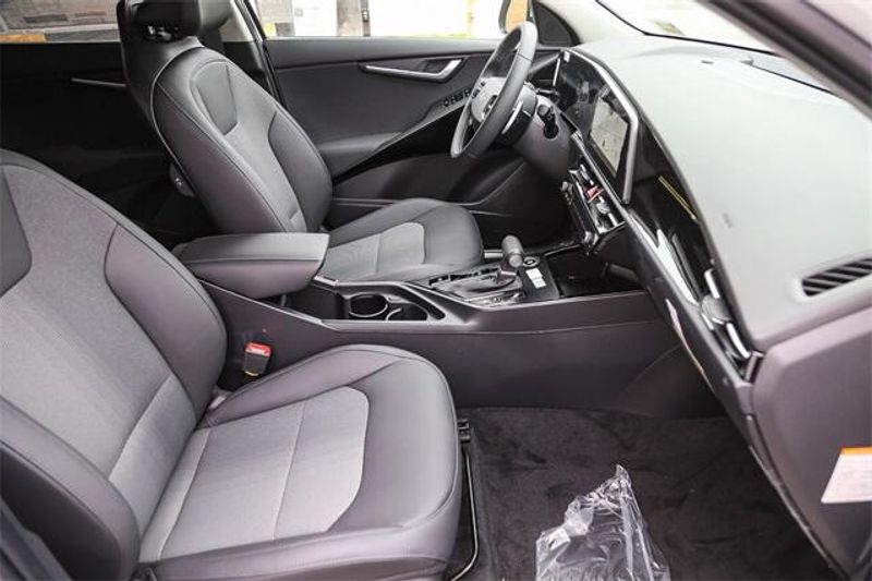 2025 Kia Niro EXImage 9
