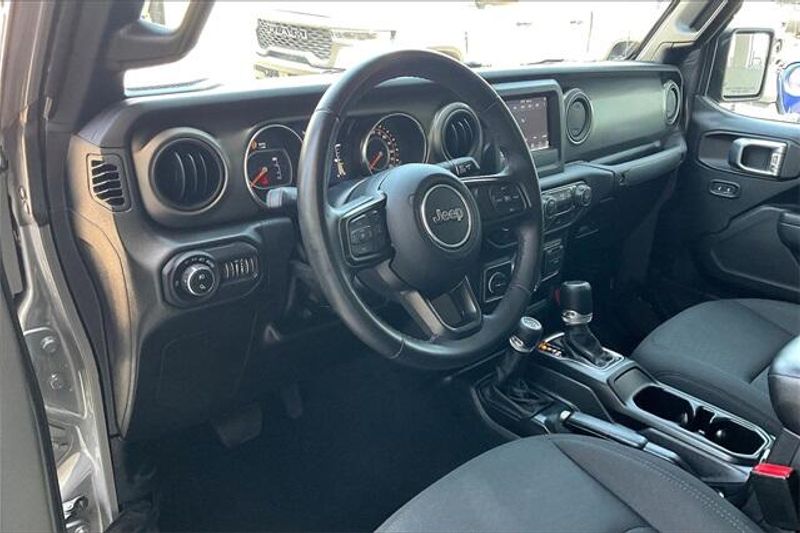 2022 Jeep Gladiator Willys photo 13