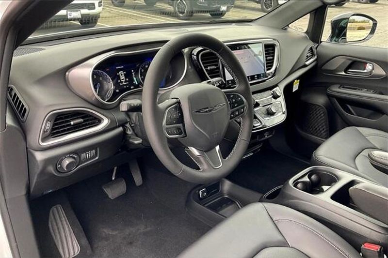 New 2026 Chrysler Voyager LxImage 6