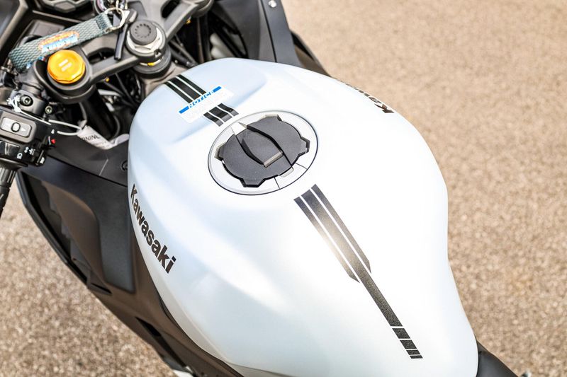 2025 Kawasaki NINJA ZX4RR ABS  METALLIC MATTE WHITISH SILVER AND METALLIC FLAT SPARK BLACK Image 22