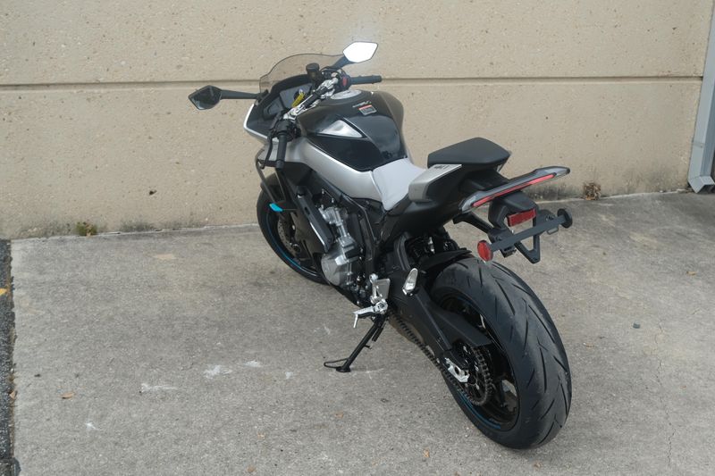 2025 CFMOTO 675 SS NEBULA BLACK Image 6