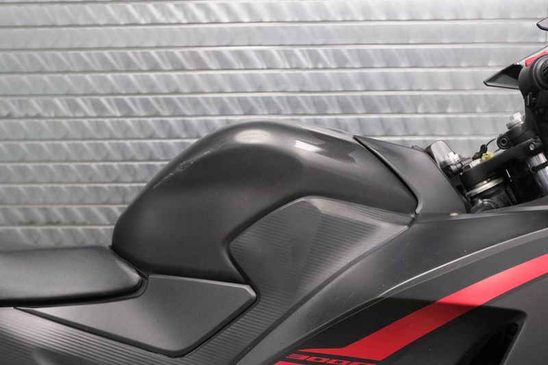 USED 2022 HONDA CBR300RA ABS Image 8