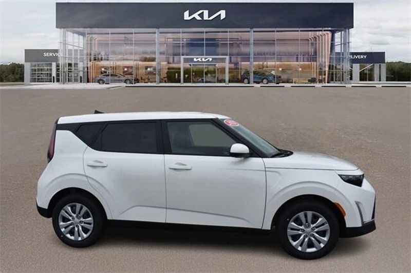 New 2025 Kia Soul LXImage 2