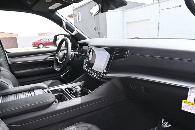 2025 Wagoneer L Image 17