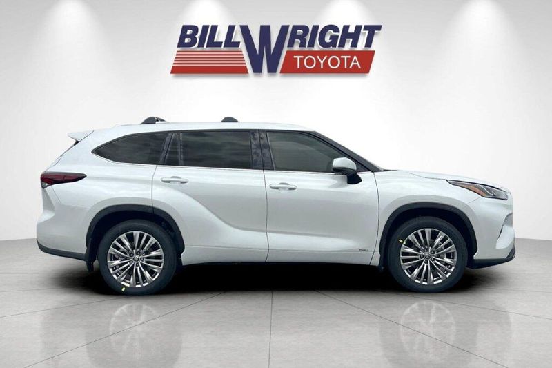 New 2026 Toyota Highlander Hybrid PlatinumImage 2