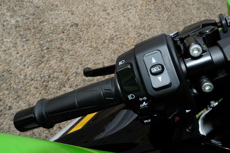 2025 Kawasaki NINJA ZX6R KRT EDITION LIME GREEN AND EBONY AND PEARL BLIZZARD WHITEImage 9