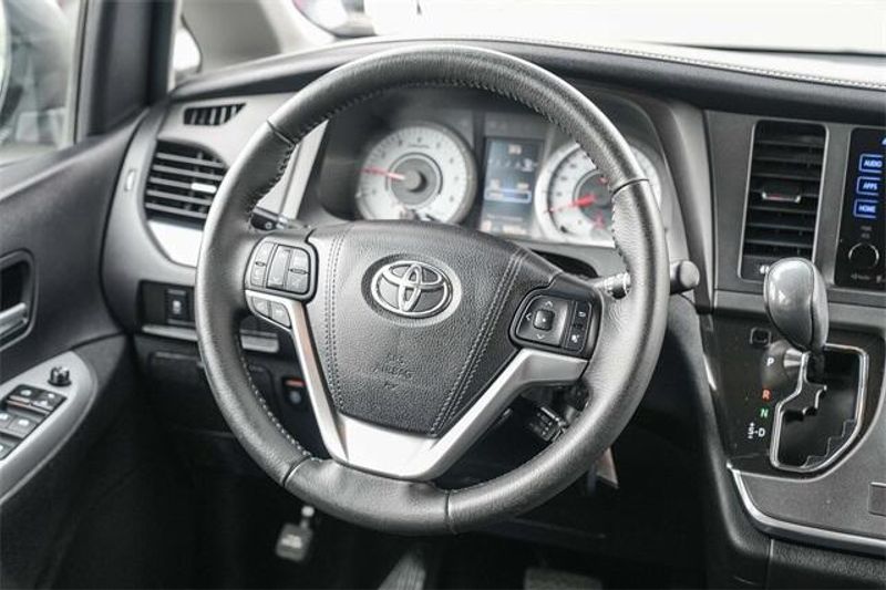 Used 2017 Toyota Sienna SEImage 16