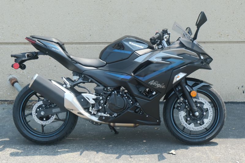 2025 Kawasaki NINJA 500 ABS METALLIC FLAT SPARK BLACK AND METALLIC SPARK BLACK AND METALLIC MOONDUST GRAY Image 2