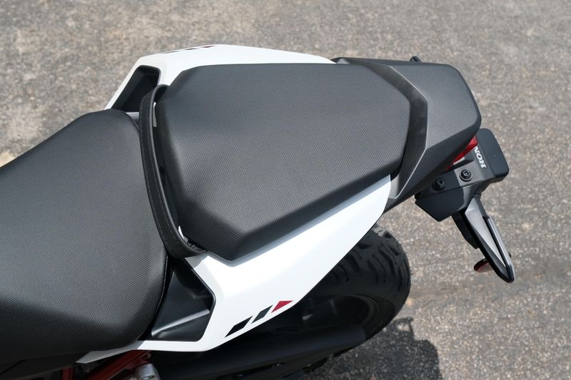 2025 Honda CB750 HORNET MATTE PEARL WHITE Image 10