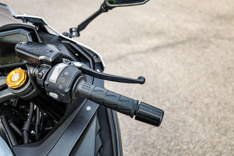 2025 Kawasaki NINJA ZX4RR ABS  METALLIC MATTE WHITISH SILVER AND METALLIC FLAT SPARK BLACK Image 16