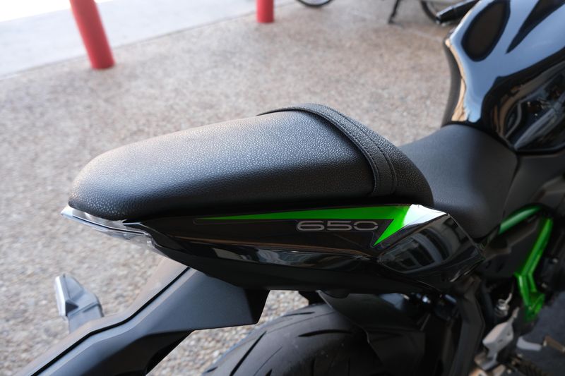 2025 Kawasaki Z650 ABS METALLIC SPARK BLACK AND GREENImage 12