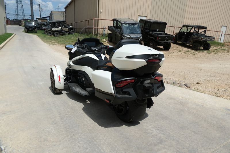 2024 Can-Am SPYDER RT SEATOSKY VEGAS WHITE SATINImage 15