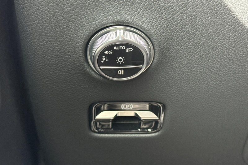Used 2025 Mercedes-Benz GLC 300Image 32