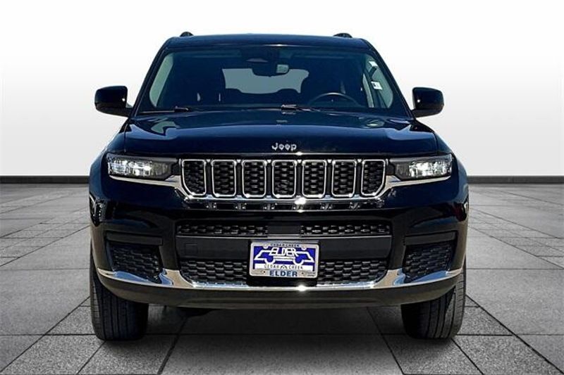 2021 Jeep Grand Cherokee L LaredoImage 3